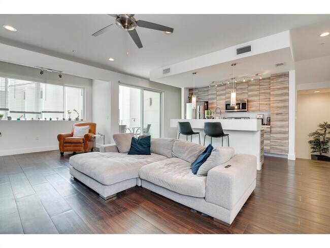 Building Photo - 604 N Bluff Dr