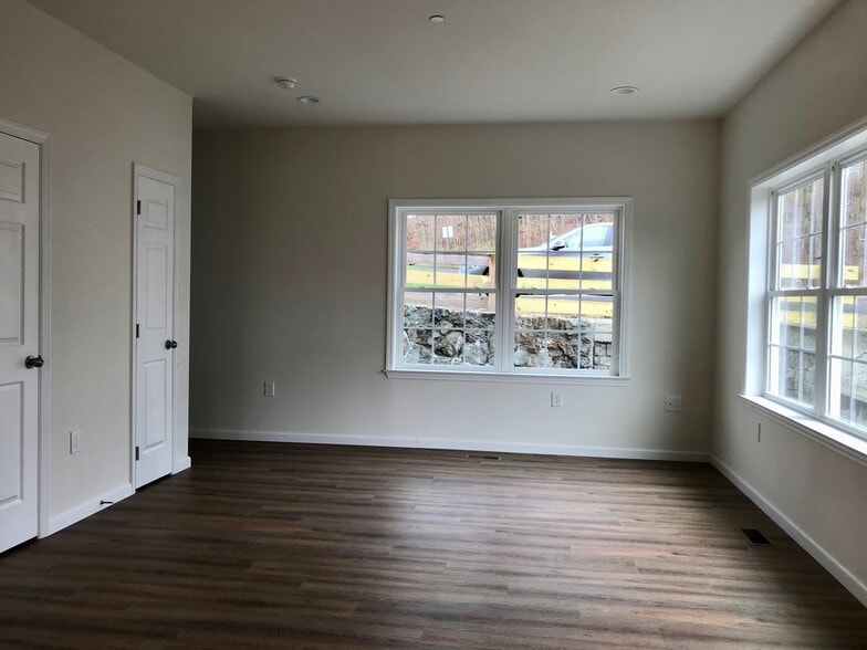 Living room - 1004 N Division St
