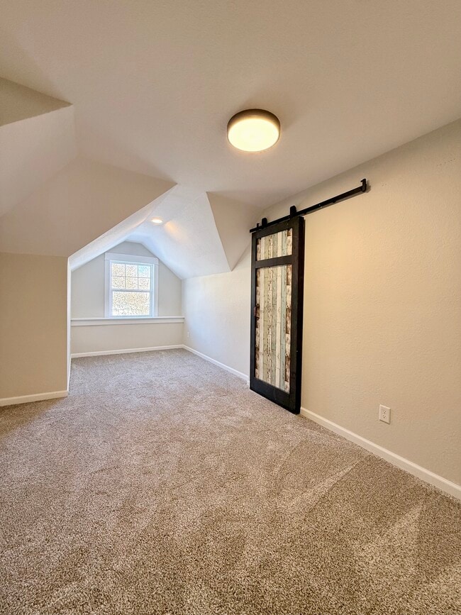 Building Photo - 553 Elm Ave E