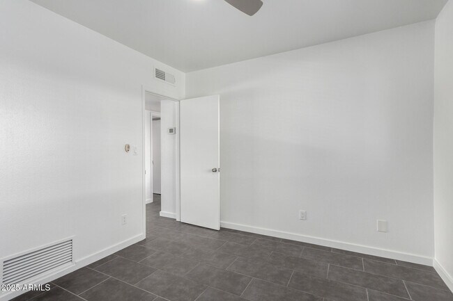 Building Photo - 749 E Montebello Ave