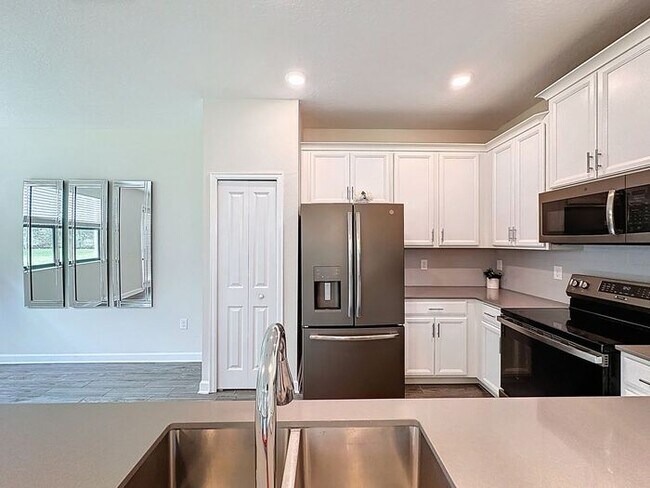 Building Photo - Beautiful Furnished townhome in Vistas of ...
