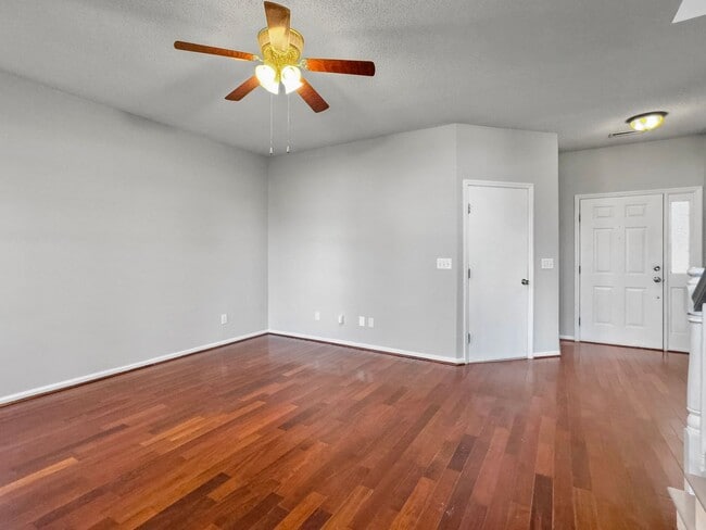 Building Photo - Gorgeous Home in Charleston