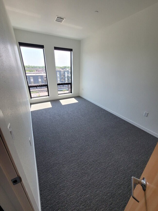 Building Photo - 161 S Riverheath Way