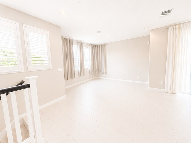 Building Photo - Now Available for Rent — Beautiful 3-Story Townhome in Hayward