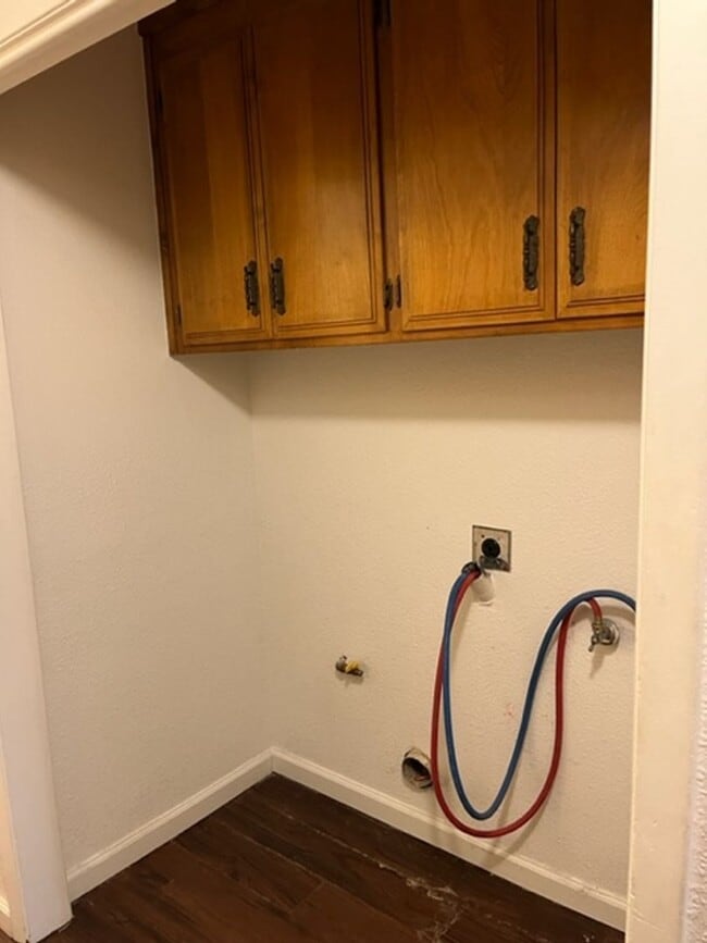 Building Photo - Single story 3 bedroom 2 bath home