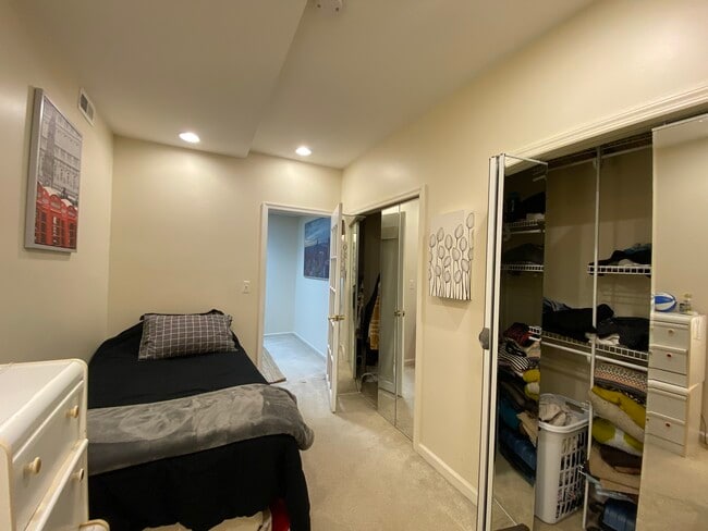 Building Photo - 5102 Warren Plz NW