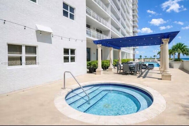Building Photo - 1200 Brickell Bay Dr