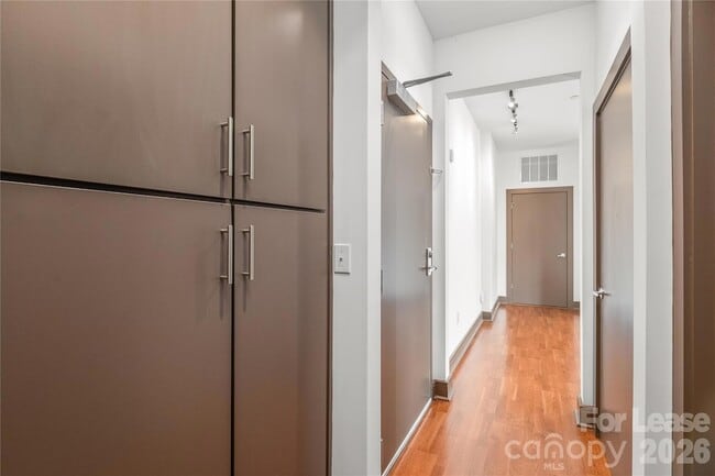 Building Photo - 2200 Lyndhurst Ave