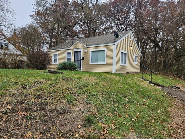 Primary Photo - 6301 E 3rd Ave