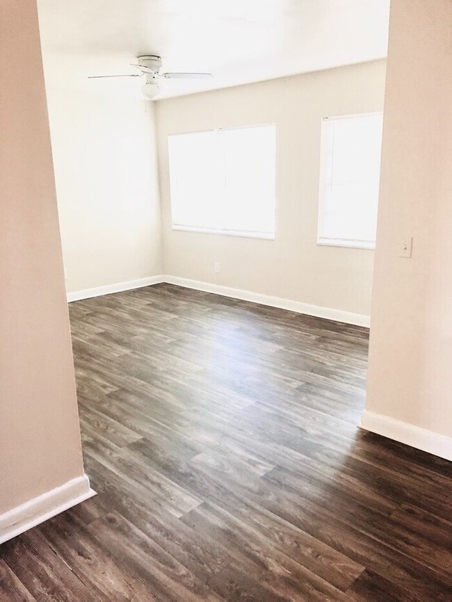 Building Photo - One Month Free! Classic 1 Bedroom Apartment in Historic Downtown College Park!