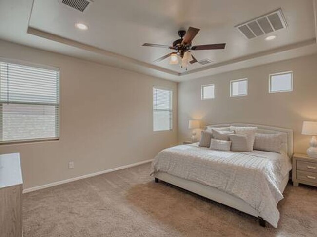 Building Photo - Beautiful East side House 3 Bed
