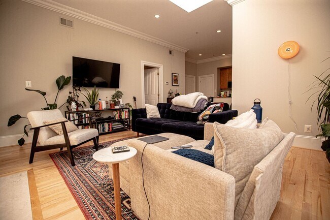 Building Photo - Charming 2BR Condo in Logan Circle