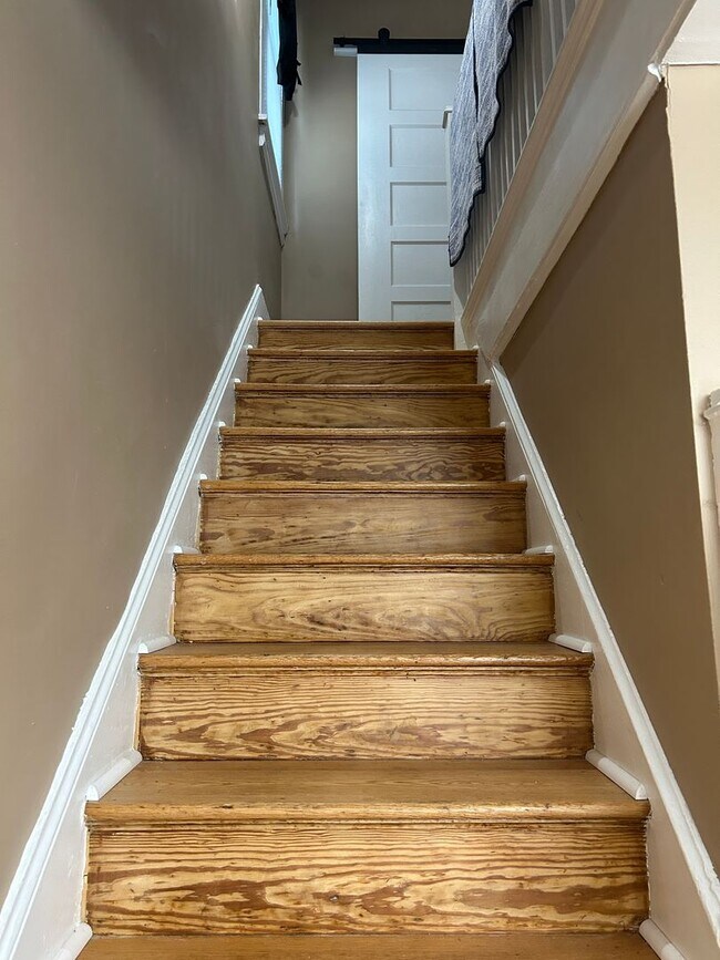 Building Photo - Furnished Short term fully renovated