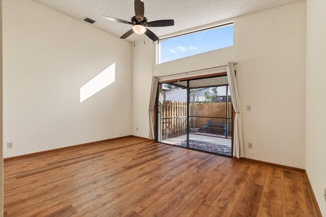 Building Photo - 6016 Pompano St