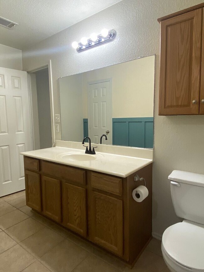 Building Photo - 206 Burnham Dr