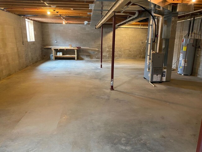 Building Photo - 4866 Hilltop Rd