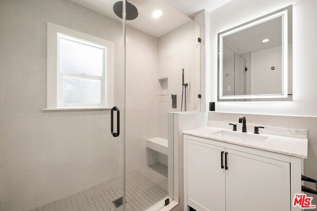 Building Photo - 9536 Cresta Dr