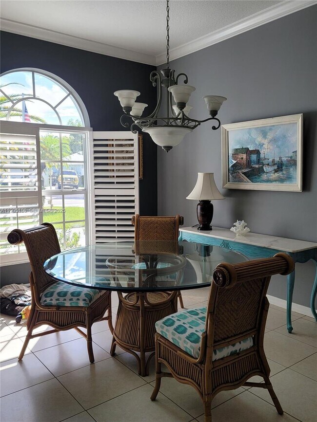 Building Photo - 365 NE Vanda Terrado