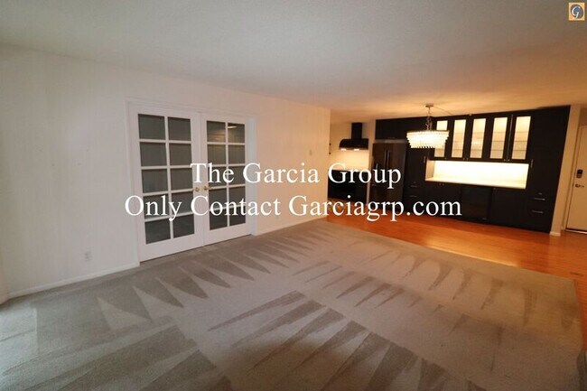 Building Photo - 2393 SW Park Pl