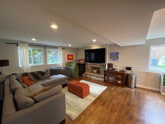 Building Photo - Spacious Corner-Lot Home 4 bed 3 bath – Gr...