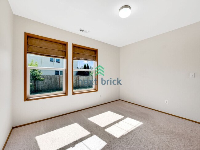 Building Photo - 4 Bed and 2.5 Bath Single-family Home is A...