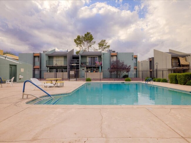 Building Photo - $400 OFF FIRST MONTH'S RENT!*