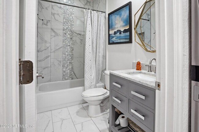 Building Photo - 450 La Travesia Flora