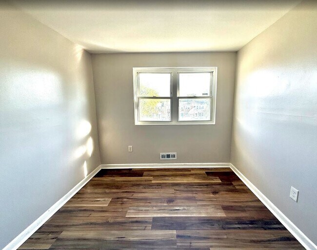 Building Photo - 4740 Vancouver Rd