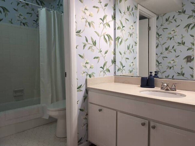 Building Photo - Furnished rental Forest Acres