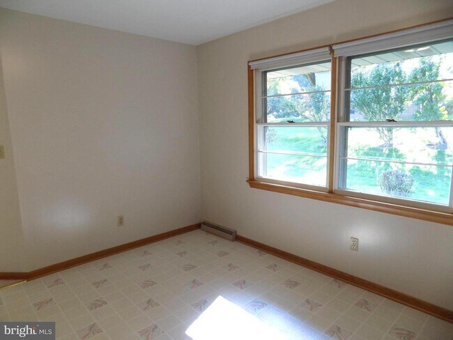 Building Photo - 1413 Cherokee Ln