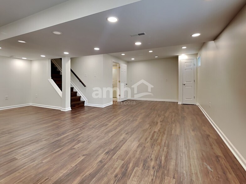 Building Photo - 3260 Blue Springs Dr