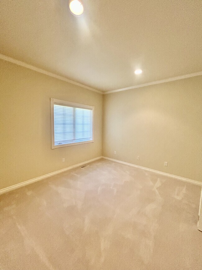 Building Photo - 560 E Maberry Dr