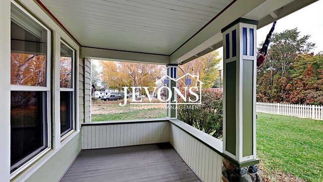 Building Photo - Charming 3-bedroom home with fenced backya...