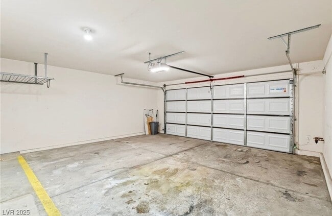 Building Photo - GORGEOUS 3 BEDROOM 2 BATH HOME