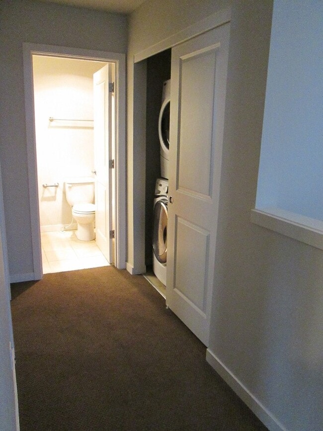 Building Photo - Spacious Two Bedroom Townhome