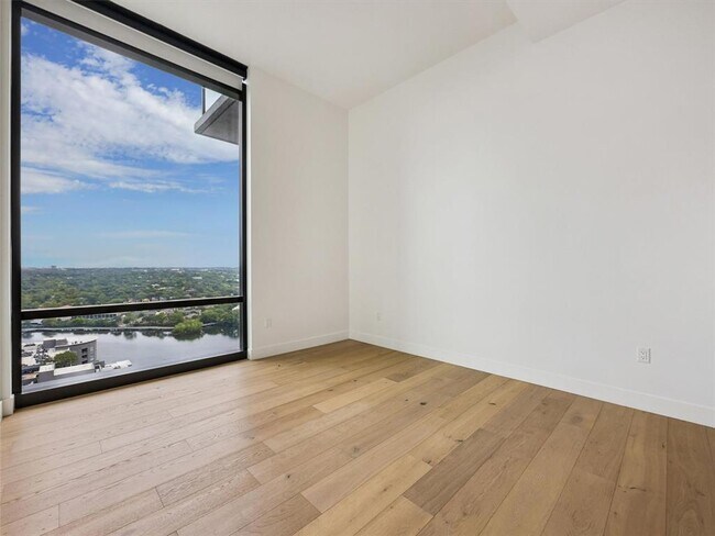 Building Photo - 70 Rainey St