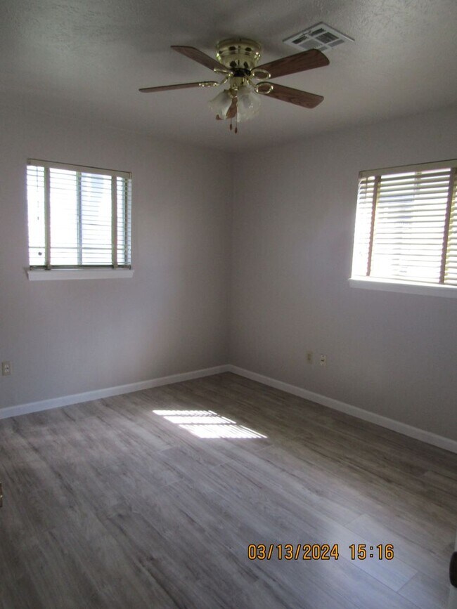 Building Photo - Freshly Painted/New Flooring Home!! Pets N...