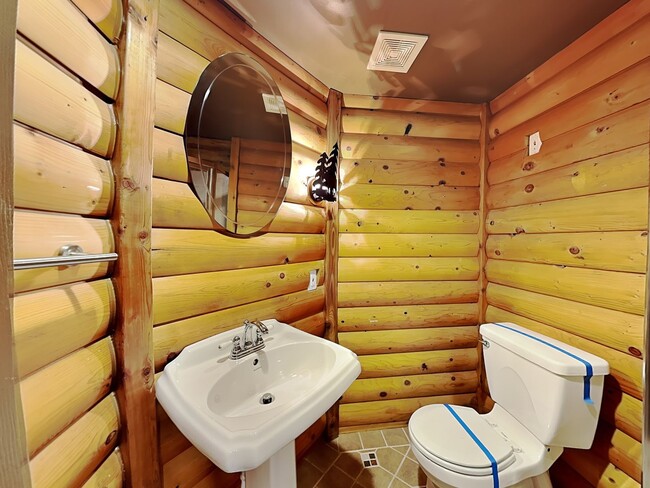 Building Photo - Charming 3BR Home for Rent in Pleasant Valley – Garage, Fenced Yard & Finished Basement