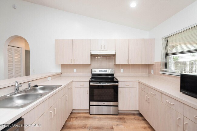 Building Photo - 2202 Appalachian Dr