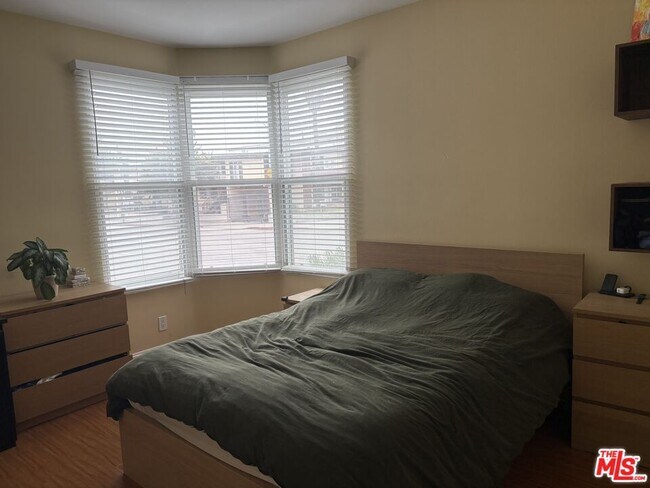 Building Photo - 620 S Gramercy Pl