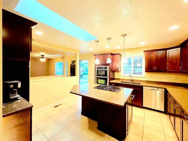 Building Photo - Large 4 Bed, 2 Bath in Desirable East Wenatchee!