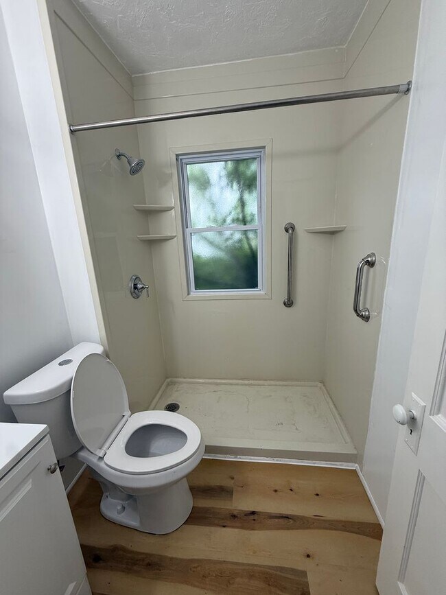 Building Photo - Lee/Harvard single home Water/Sewer included