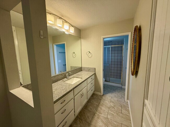 Building Photo - Single story home with vaulted ceilings!