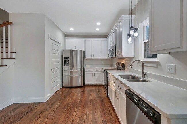 Building Photo - Modern Living in Downtown Nashville!