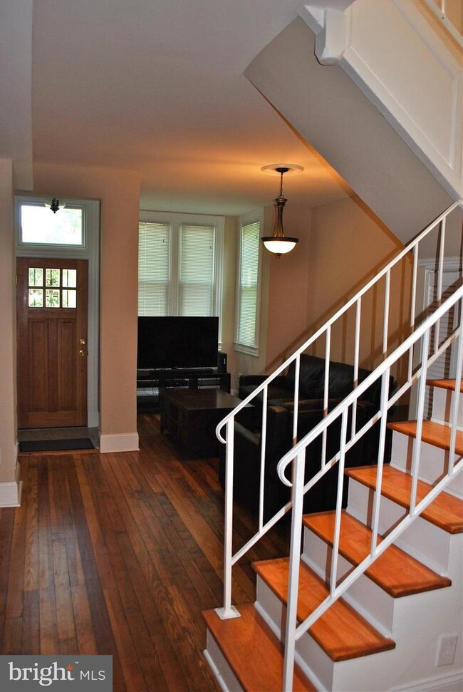 Building Photo - 127 10th St SE