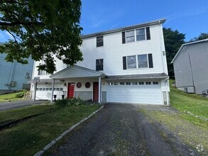 Building Photo - Spacious 3 bedroom 2.5 bathroom Duplex