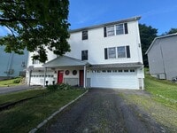 Building Photo - Spacious 3 bedroom 2.5 bathroom Duplex