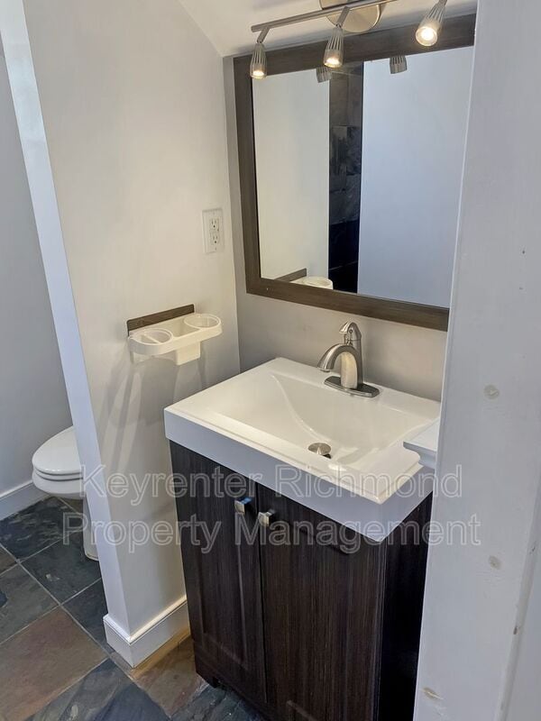 Building Photo - 2901 Maplewood Rd