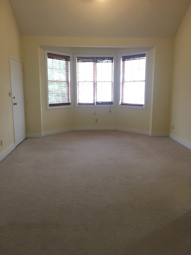 Building Photo - 2 bedroom, 2 bath Condo in Madison Park: A...