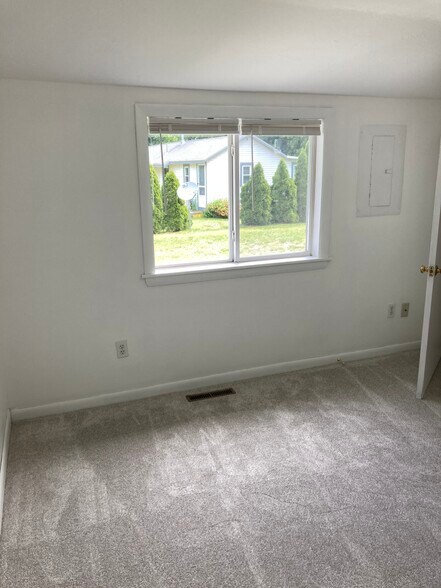 Building Photo - 8 Regency Dr